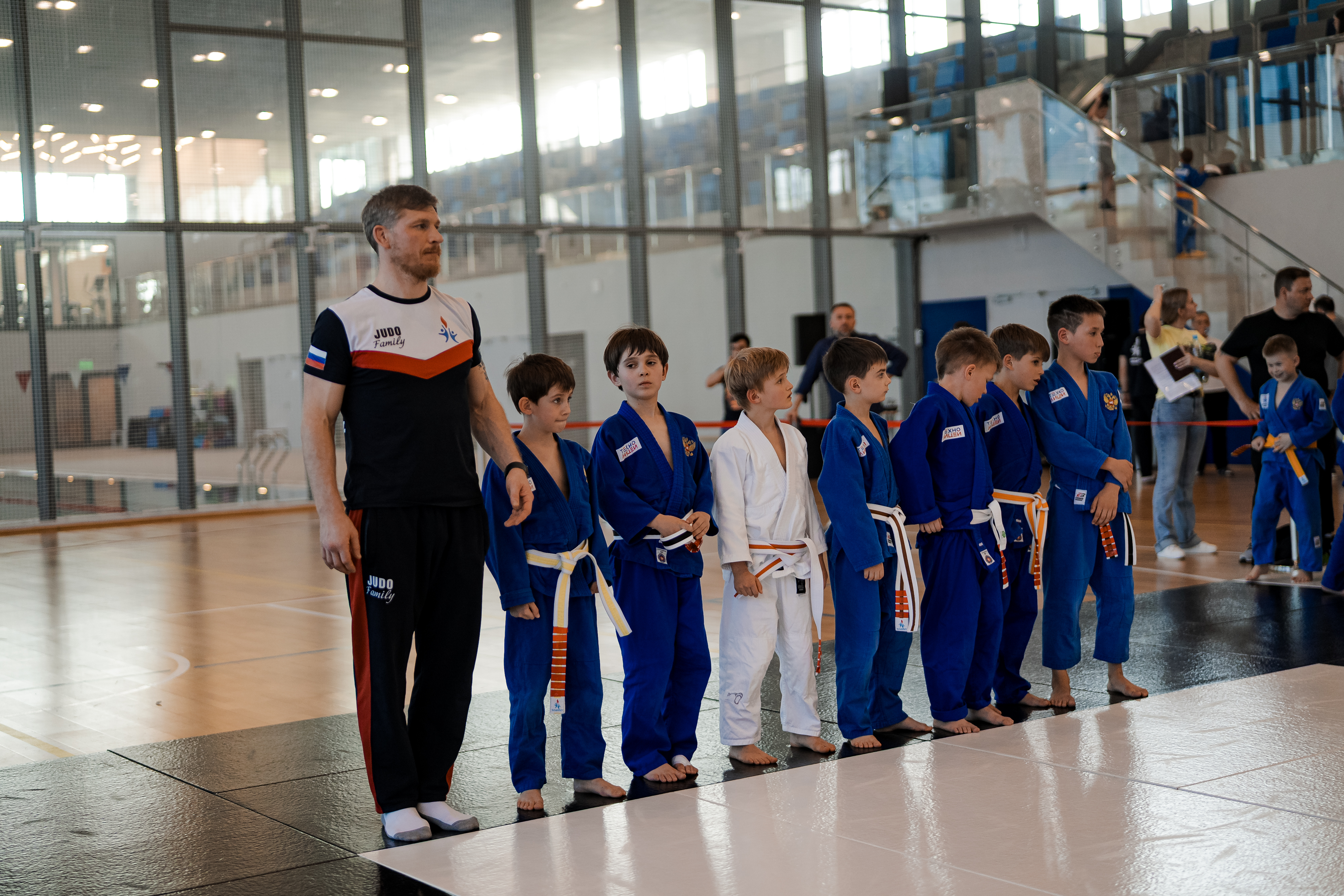 Тренер с командой учеников